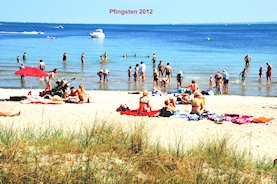 Pfingsten am Strand, es wird gebadet.