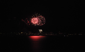 Aussicht bei Nacht auf die L�becker Bucht mit Feuerwerk